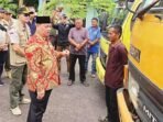 TINJAU: Bupati Kotim, H Halikinnor meninjau langsung pelaksanaan razia kendaraan ODOL yang dilakukan oleh Pemprov Kalteng dan Pemkab Kotim, Kamis (19/6).