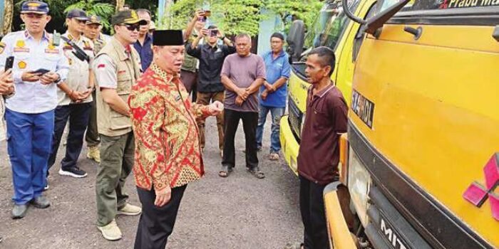 TINJAU: Bupati Kotim, H Halikinnor meninjau langsung pelaksanaan razia kendaraan ODOL yang dilakukan oleh Pemprov Kalteng dan Pemkab Kotim, Kamis (19/6).