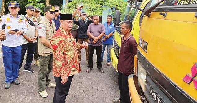 TINJAU: Bupati Kotim, H Halikinnor meninjau langsung pelaksanaan razia kendaraan ODOL yang dilakukan oleh Pemprov Kalteng dan Pemkab Kotim, Kamis (19/6).