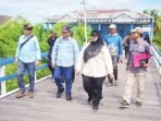 MENINJAU: Wakil Bupati Kotim, Irawati, didampingi Kepala Kantor KSOP Kelas III Sampit Hotma Siagian, Kepala Dinas Perikanan Kotim Ahmad Sarwo Oboi, Camat Mentaya Hilir Selatan, saat meninjau lokasi dermaga pada, Sabtu (21/6).