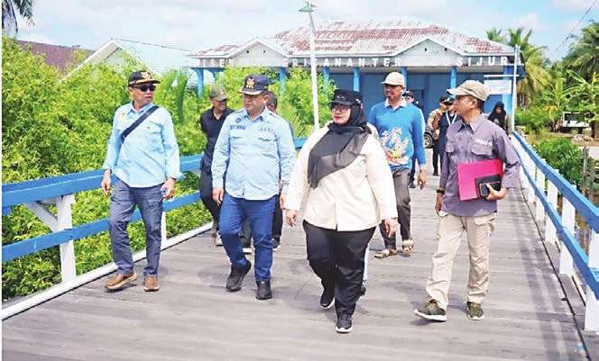 MENINJAU: Wakil Bupati Kotim, Irawati, didampingi Kepala Kantor KSOP Kelas III Sampit Hotma Siagian, Kepala Dinas Perikanan Kotim Ahmad Sarwo Oboi, Camat Mentaya Hilir Selatan, saat meninjau lokasi dermaga pada, Sabtu (21/6).
