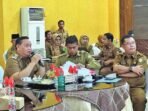 RAPAT : Bupati Kabupaten Kotim H.Halikinnor saat mengelar rapat penyempurnaan RPJMD bersama jajaran PD di rumah jabatan bupati belum lama ini.