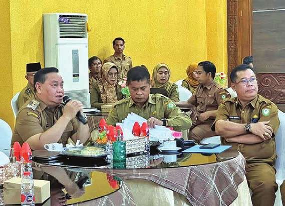 RAPAT : Bupati Kabupaten Kotim H.Halikinnor saat mengelar rapat penyempurnaan RPJMD bersama jajaran PD di rumah jabatan bupati belum lama ini.