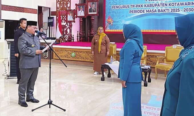 KOTAWARINGIN TIMUR PENGUKUHAN: Bupati Kotim, H Halikinnor mengukuhkan TP-PKK Kabupaten Kotim, di aula Rujab Bupati, Selasa (3/6).