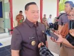 DIWAWANCARA: Bupati Kotim, Halikinnor saat diwawancara awak media, Selasa (10/6).