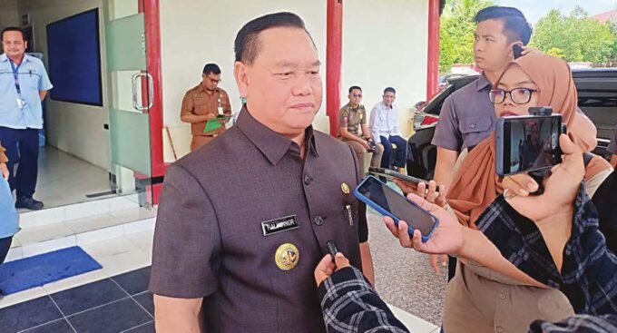 DIWAWANCARA: Bupati Kotim, Halikinnor saat diwawancara awak media, Selasa (10/6).