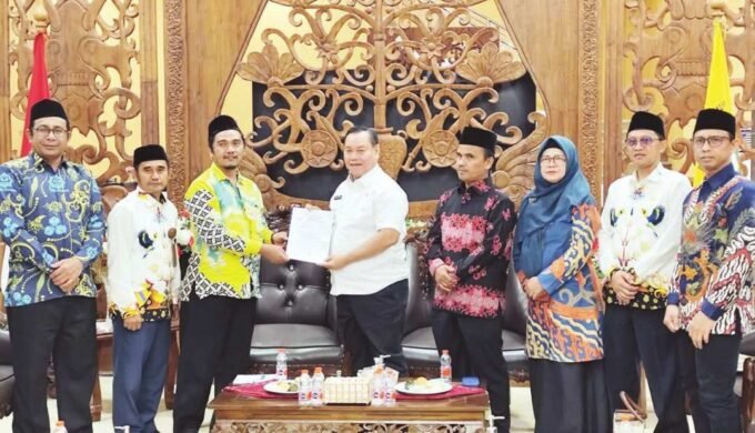 KUNJUNGAN: BUPATI KOTIM, H HALIKINNOR MENERIMA KUNJUNGAN SILATURAHMI DARI KANTOR KEMENTERIAN AGAMA (KEMENAG) KOTIM, RABU (11/6).