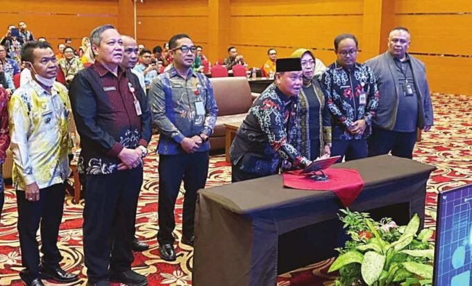 MEMBUKA: Bupati Kotim, Halikinnor membuka acara advokasi, koordinasi dan bimtek Pokjanal Posyandu, Kamis (12/6).