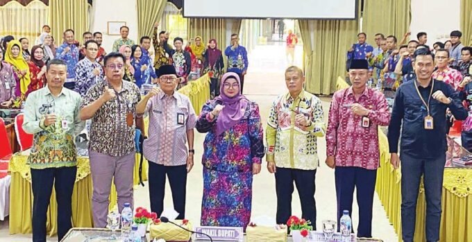 HADIRI: Wabup Kotim, Irawati saat menghadiri Forgab Renstra di aula Sei Mentaya Kantor Bapperida, Jum’at (13/6).