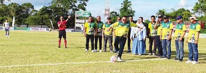 PEMBUKAAN: Bupati Kotim, Halikinnor saat membuka HNR Cup 1, Sabtu (14/6).