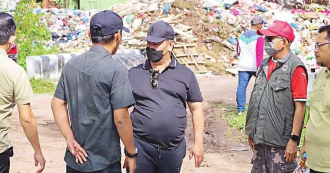 SIDAK: Bupati Kotim H. Halikinnor saat melakukan sidak ke TPA di Jalan Jenderal Sudirman kilometer 14, belum lama ini.