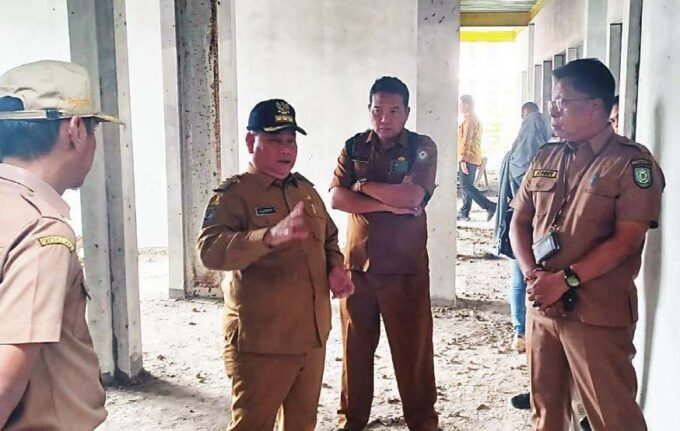 MENINJAU: Plt Kepala DiskopUKMPerindag Kotim, Johny Tangkere saat mendampingi Bupati Kotim mengecek Pasar Mangkikit, beberapa waktu lalu.