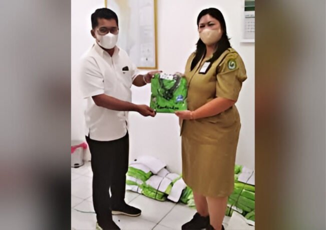 BERPARTISIPASI : Manajer Legal PT Kalimantan Ria Sejahtera Benhard R Setiawan ketika menyerahkan seragam kegiatan HPSN, belum lama ini.
