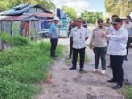 MENGECEK: Bupati Kotim, H Halikinnor melakukan pengecekan ruas jalan Pemuda, Rabu (4/6).