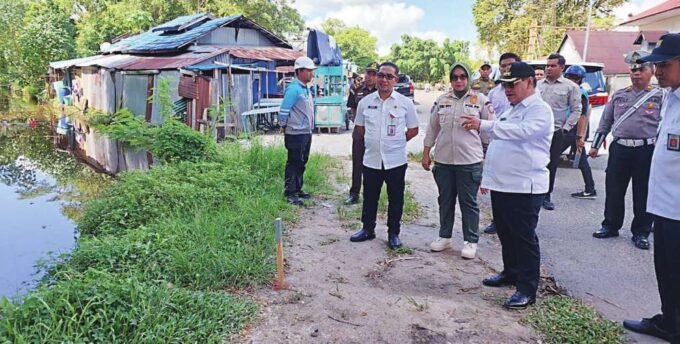 MENGECEK: Bupati Kotim, H Halikinnor melakukan pengecekan ruas jalan Pemuda, Rabu (4/6).