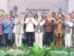PALANGKA RAYA PELANTIKAN: Wali Kota Palangka Raya Fairid Naparin didampingi Ketua Dekranasda Kota Palangka Raya, Avina Fairid Naparin melantik pengurus Dekranasda Kota Palangka Raya Masa Bakti 2025–2030 di Rumah Makan Tjilik Riwut, Sabtu (21/6).