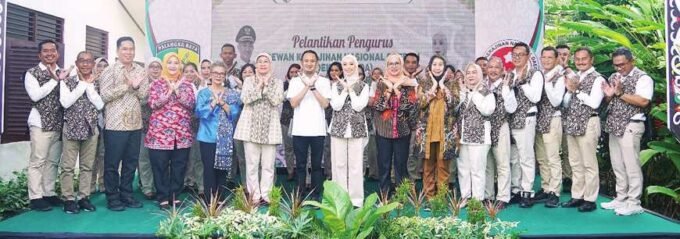 PALANGKA RAYA PELANTIKAN: Wali Kota Palangka Raya Fairid Naparin didampingi Ketua Dekranasda Kota Palangka Raya, Avina Fairid Naparin melantik pengurus Dekranasda Kota Palangka Raya Masa Bakti 2025–2030 di Rumah Makan Tjilik Riwut, Sabtu (21/6).