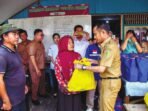 PALANGKA RAYA PEDULI: Wali Kota Palangka Raya, Fairid Naparin meninjau lokasi kebakaran di Komplek Ponton dan memberikan bantuan secara simbolis, Senin (23/6).