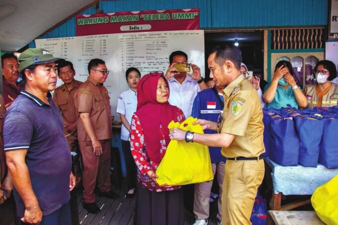 PEDULI: Wali Kota Palangka Raya, Fairid Naparin meninjau lokasi kebakaran di Komplek Ponton dan memberikan bantuan secara simbolis, Senin (23/6).