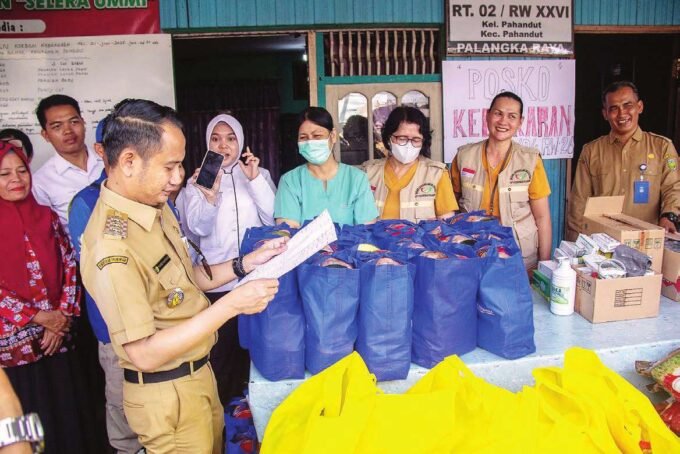 KUNJUNGI: Wali Kota Palangka Raya, Fairid Naparin menyapa korban kebakaran di Jalan Ponton, Senin (24/6).