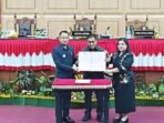 SAH: Wali Kota Palangka Raya, Fairid Naparin bersama Ketua dan Wakil Ketua II DPRD Kota Palangka Raya tetapkan tiga raperda menjadi perda di Gedung Paripurna DPRD Kota Palangka Raya, Kamis (26/6).
