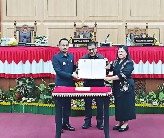 SAH: Wali Kota Palangka Raya, Fairid Naparin bersama Ketua dan Wakil Ketua II DPRD Kota Palangka Raya tetapkan tiga raperda menjadi perda di Gedung Paripurna DPRD Kota Palangka Raya, Kamis (26/6).