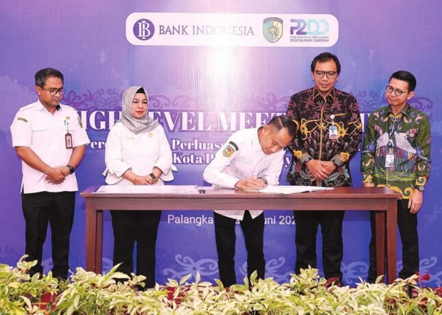 KERJA SAMA: Wali Kota Palangka Raya, Fairid Naparin menandatangan MoU dan PKS saat menghadiri kegiatan High Level Meeting (HLM) Tim Percepatan dan Perluasan Digitalisasi Daerah (TP2DD) Kota Palangka Raya di aula Kantor Perwakilan BI Provinsi Kalteng, Rabu (4/6).