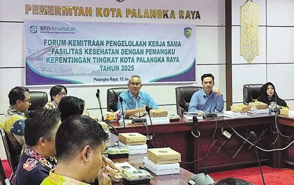 MENGHADIRI: Wali Kota Palangka Raya, Fairid Naparin yang diwakilkan oleh Pj Sekda Kota Palangka Raya, Arbert Tombak menghadiri Forum Kemitraan Tahun 2025 bersama BPJS Kesehatan, di Kantor Wali Kota Palangka Raya, Kamis (12/6).