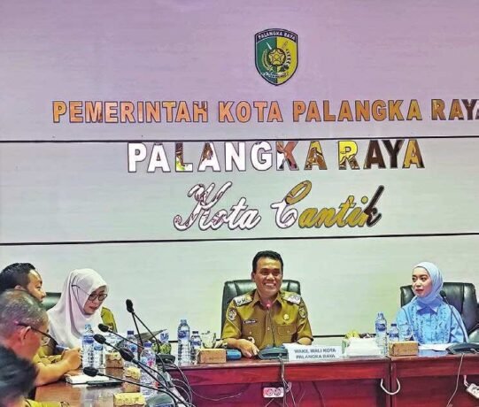 MENGHADIRI: Wakil Wali Kota Palangka Raya, Achmad Zaini menghadiri rapat persiapan Musyawarah Komwil V APEKSI Regional Kalimantan, sekaligus pemilihan Ketua Komwil V periode 2026–2028, di Ruang Rapat Peteng Karuhei I, Kantor Wali Kota Palangka Raya, Selasa (3/6).