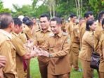 PALANGKA RAYA MEMPERERAT: Wali Kota dan Wakil Wali Kota Palangka Raya saling berjabat tangan dengan seluruh pegawai di lingkup Pemko Palangka Raya usai apel, di halaman Kantor Wali Kota Palangka Raya, belum lama ini.