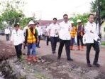 PENGECEKAN: Wali Kota Palangka Raya, Fairid Naparin mengecek pembangunan infrastruktur di Jalan Pangeran Samudra, Rabu (18/6).