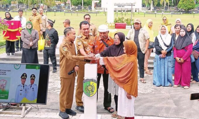 Salurkan BPUM kepada PKL yang Terdampak Penertiban
