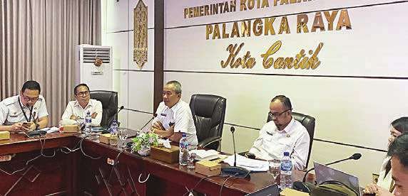MEMIMPIN: Pj Sekda Kota Palangka Raya, Arbert Tombak memandu jalannya rapat koordinasi di Peteng Karuhei I, Kantor Wali Kota Palangka Raya, beberapa waktu lalu.