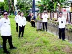 PKY1 PENGECEKAN: Wali Kota Palangka Raya Fairid Naparin mengecek pembangunan infrastruktur di Jalan Galaksi, Rabu (18/6).