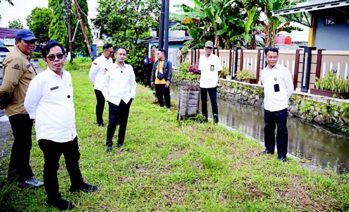 PENGECEKAN: Wali Kota Palangka Raya Fairid Naparin mengecek pembangunan infrastruktur di Jalan Galaksi, Rabu (18/6).
