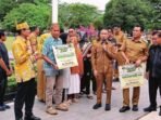 Palangka Raya SIMBOLIS: Wali Kota dan Wakil Wali Kota Palangka Raya bersama Ketua DPRD Kota Palangka Raya menyerahkan secara seremonial kenaikan insentif RT/ RW di halaman Kantor Wali Kota Palangka Raya, barubaru ini.