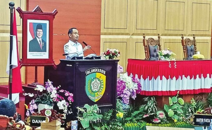 HADIRI: Wali Kota Palangka Raya, Fairid Naparin hadir langsung dalam Rapur Pembahasan RPJMD Tahun 2025-2029, di Gedung Paripurna DPRD Kota Palangka Raya, Rabu (18/6).