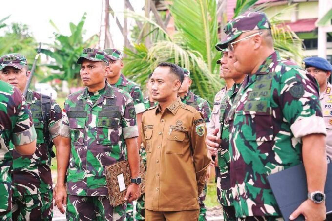 Fairid Naparin (tengah)