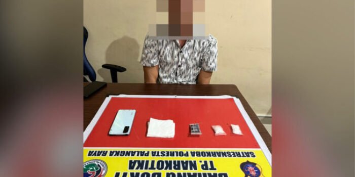 FOTO : Ar (50) Bersama Barang Bukti Narkotika Jenis Sabu Seberat Sekitar 10,04 Gram Pada Selasa (11/6/2025)