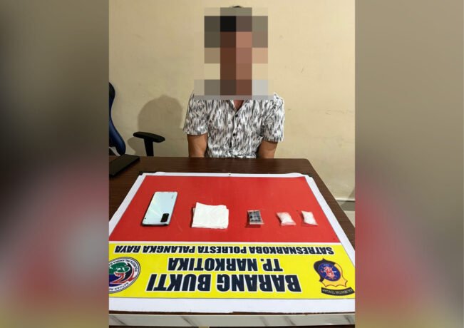FOTO : Ar (50) Bersama Barang Bukti Narkotika Jenis Sabu Seberat Sekitar 10,04 Gram Pada Selasa (11/6/2025)