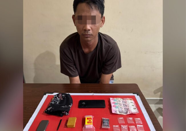 Seorang pemuda berinisial S (26), warga Jalan Pantai Cemara Labat, Bersama tujuh paket sabu. pada Senin (9/6/2025)