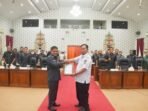 PENYERAHAN - Bupati Katingan Saiful, ketika menyerahkan empat buah Raperda kepada DPRD Kabupaten Katingan dan diterima langsung oleh Wakil Ketua I DPRD Kabupaten Katingan Nanang Suriansyah, Rabu (18/6).