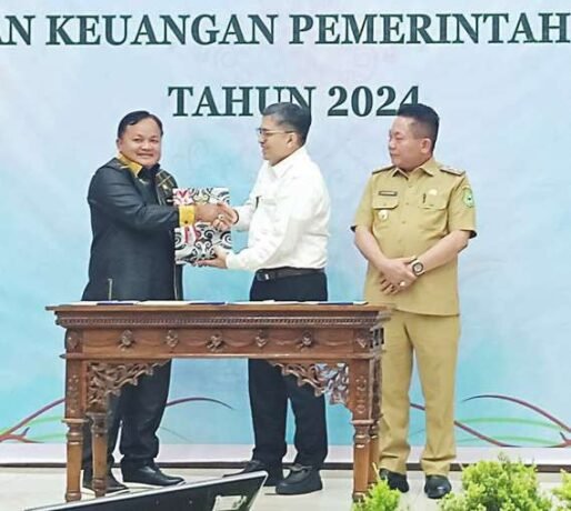LHP: Ketua DPRD Kapuas Ardiansyah menerima LHP dari Ketua BPK RI Perwakilan Kalteng Dodik Achmad Akbar, Senin (2/6).