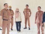 kapuas CEK LOKASI: Pj Sekda Kapuas Dr Usis I Sangkai mendampingi Sumarsono dari Kementerian Sosial RI mengecek gedung BLK yang akan dijadikan gedung SR untuk sementara waktu, Selasa (24/6).