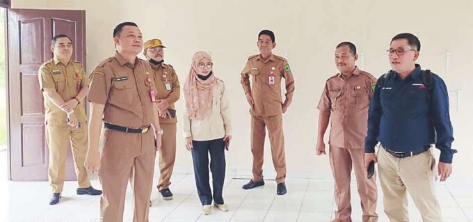 CEK LOKASI: Pj Sekda Kapuas Dr Usis I Sangkai mendampingi Sumarsono dari Kementerian Sosial RI mengecek gedung BLK yang akan dijadikan gedung SR untuk sementara waktu, Selasa (24/6).