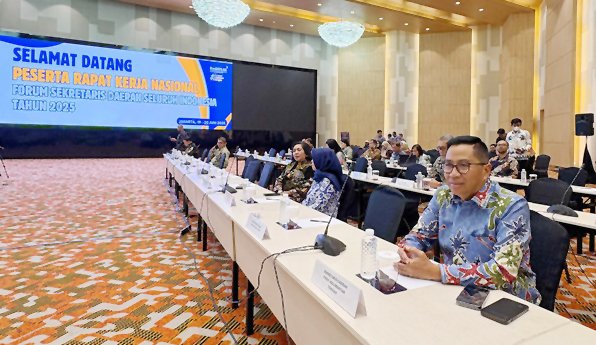 Plt Sekda sekaligus Kepala Bapperida Kalteng Leonard S. Ampung