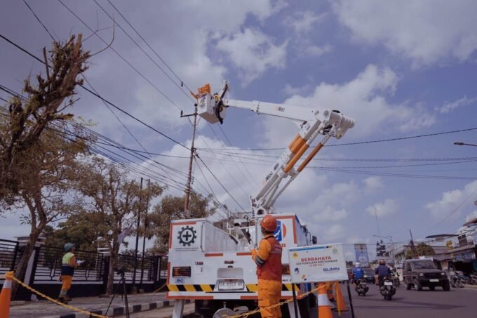 Petugas dari PLN saat menangani gangguan listrik