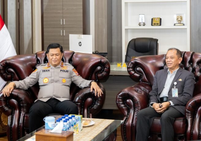 Rektor UPR, Prof. Dr. Ir. Salampak, M.S