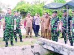 PALANGKA RAYA IKUT SERTA: Wali Kota Palangka Rata, Fairid Naparin meninjau kesiapan sarana dan prasarana di Marshalling Area Yonif TP 830/Iseng Mulang, Kecamatan Bukit Batu, Senin (2/6).