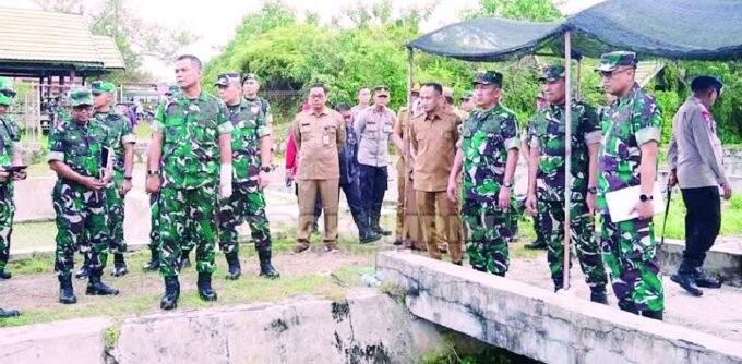 PALANGKA RAYA IKUT SERTA: Wali Kota Palangka Rata, Fairid Naparin meninjau kesiapan sarana dan prasarana di Marshalling Area Yonif TP 830/Iseng Mulang, Kecamatan Bukit Batu, Senin (2/6).